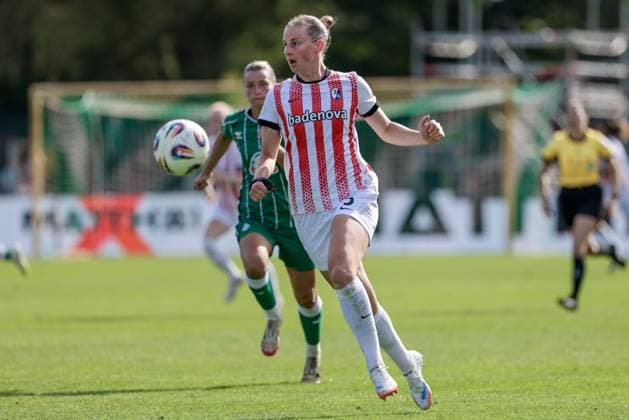 Julia Stierli (SC Freiburg, 5) am Ball, Einzelbild, Ganzkörper, Aktion, Action, Spielszene, DIE DFB-RICHTLINIEN UNTERSAGEN JEGLICHE NUTZUNG VON FOTOS ALS SEQUENZBILDER UND ODER VIDEOÄHNLICHE FOTOSTRECKEN. DFB REGULATIONS PROHIBIT ANY USE OF PHOTOGRAPHS AS IMAGE SEQUENCES AND OR QUASI-VIDEO., 07.09.2025, Bremen (Deutschland), Fussball, Google Pixel Frauen-Bundesliga, SV Werder Bremen - SC Freiburg