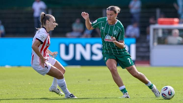 v.li.: Alena Bienz (SC Freiburg, 8) und Larissa Mühlhaus (SV Werder Bremen, 7) im Zweikampf, Duell, Dynamik, Aktion, Action, Spielszene, DIE DFB-RICHTLINIEN UNTERSAGEN JEGLICHE NUTZUNG VON FOTOS ALS SEQUENZBILDER UND ODER VIDEOÄHNLICHE FOTOSTRECKEN. DFB REGULATIONS PROHIBIT ANY USE OF PHOTOGRAPHS AS IMAGE SEQUENCES AND OR QUASI-VIDEO., 07.09.2025, Bremen (Deutschland), Fussball, Google Pixel Frauen-Bundesliga, SV Werder Bremen - SC Freiburg