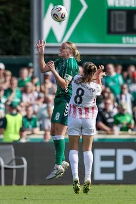 Lina Hausicke (SV Werder Bremen, 18) und Alena Bienz (SC Freiburg, 8) im Kopfballduell, Kopfball, Zweikampf, Action, Aktion, Spielszene, DIE DFB-RICHTLINIEN UNTERSAGEN JEGLICHE NUTZUNG VON FOTOS ALS SEQUENZBILDER UND ODER VIDEOÄHNLICHE FOTOSTRECKEN. DFB REGULATIONS PROHIBIT ANY USE OF PHOTOGRAPHS AS IMAGE SEQUENCES AND OR QUASI-VIDEO., 07.09.2025, Bremen (Deutschland), Fussball, Google Pixel Frauen-Bundesliga, SV Werder Bremen - SC Freiburg