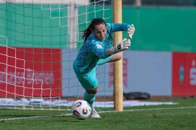 Laura Benkarth (Torhüterin, SC Freiburg, 1) kann den Ball beim beim Elfmeter nicht parieren, schaut dem Ball hinterher, Strafstoß, Spielszene, Action, Aktion, DIE DFB-RICHTLINIEN UNTERSAGEN JEGLICHE NUTZUNG VON FOTOS ALS SEQUENZBILDER UND ODER VIDEOÄHNLICHE FOTOSTRECKEN. DFB REGULATIONS PROHIBIT ANY USE OF PHOTOGRAPHS AS IMAGE SEQUENCES AND OR QUASI-VIDEO., 07.09.2025, Bremen (Deutschland), Fussball, Google Pixel Frauen-Bundesliga, SV Werder Bremen - SC Freiburg