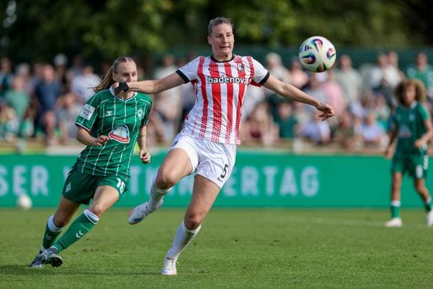 Julia Stierli (SC Freiburg, 5) am Ball, Einzelbild, Ganzkörper, Aktion, Action, Spielszene, DIE DFB-RICHTLINIEN UNTERSAGEN JEGLICHE NUTZUNG VON FOTOS ALS SEQUENZBILDER UND ODER VIDEOÄHNLICHE FOTOSTRECKEN. DFB REGULATIONS PROHIBIT ANY USE OF PHOTOGRAPHS AS IMAGE SEQUENCES AND OR QUASI-VIDEO., 07.09.2025, Bremen (Deutschland), Fussball, Google Pixel Frauen-Bundesliga, SV Werder Bremen - SC Freiburg