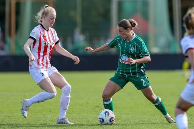 v.li.: Meret Felde (SC Freiburg, 4) und Chiara D Angelo (SV Werder Bremen, 2) im Zweikampf, Duell, Dynamik, Aktion, Action, Spielszene, DIE DFB-RICHTLINIEN UNTERSAGEN JEGLICHE NUTZUNG VON FOTOS ALS SEQUENZBILDER UND ODER VIDEOÄHNLICHE FOTOSTRECKEN. DFB REGULATIONS PROHIBIT ANY USE OF PHOTOGRAPHS AS IMAGE SEQUENCES AND OR QUASI-VIDEO., 07.09.2025, Bremen (Deutschland), Fussball, Google Pixel Frauen-Bundesliga, SV Werder Bremen - SC Freiburg