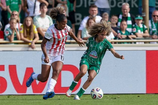 v.li.: Aurelie Csillag (SC Freiburg, 17) und Amira Arfaoui (SV Werder Bremen, 8) im Zweikampf, Duell, Dynamik, Aktion, Action, Spielszene, DIE DFB-RICHTLINIEN UNTERSAGEN JEGLICHE NUTZUNG VON FOTOS ALS SEQUENZBILDER UND ODER VIDEOÄHNLICHE FOTOSTRECKEN. DFB REGULATIONS PROHIBIT ANY USE OF PHOTOGRAPHS AS IMAGE SEQUENCES AND OR QUASI-VIDEO., 07.09.2025, Bremen (Deutschland), Fussball, Google Pixel Frauen-Bundesliga, SV Werder Bremen - SC Freiburg