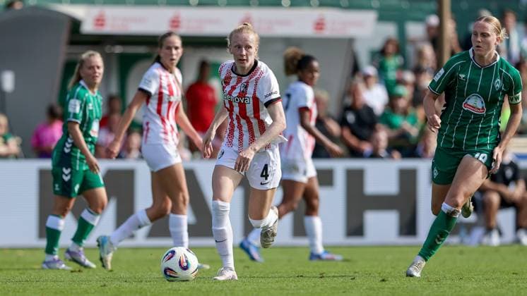 Meret Felde (SC Freiburg, 4) am Ball, Einzelbild, Ganzkörper, Aktion, Action, Spielszene, DIE DFB-RICHTLINIEN UNTERSAGEN JEGLICHE NUTZUNG VON FOTOS ALS SEQUENZBILDER UND ODER VIDEOÄHNLICHE FOTOSTRECKEN. DFB REGULATIONS PROHIBIT ANY USE OF PHOTOGRAPHS AS IMAGE SEQUENCES AND OR QUASI-VIDEO., 07.09.2025, Bremen (Deutschland), Fussball, Google Pixel Frauen-Bundesliga, SV Werder Bremen - SC Freiburg