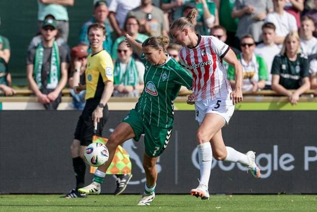 v.li.: Larissa Mühlhaus (SV Werder Bremen, 7) und Julia Stierli (SC Freiburg, 5) im Zweikampf, Duell, Dynamik, Aktion, Action, Spielszene, DIE DFB-RICHTLINIEN UNTERSAGEN JEGLICHE NUTZUNG VON FOTOS ALS SEQUENZBILDER UND ODER VIDEOÄHNLICHE FOTOSTRECKEN. DFB REGULATIONS PROHIBIT ANY USE OF PHOTOGRAPHS AS IMAGE SEQUENCES AND OR QUASI-VIDEO., 07.09.2025, Bremen (Deutschland), Fussball, Google Pixel Frauen-Bundesliga, SV Werder Bremen - SC Freiburg
