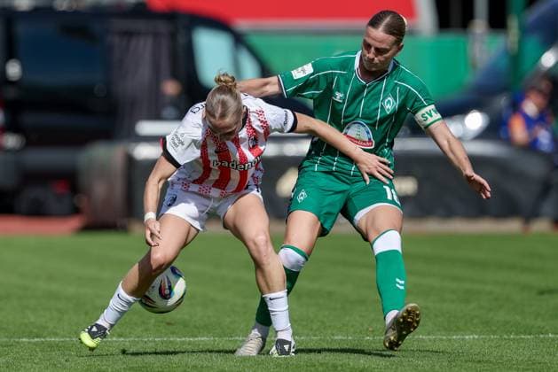 v.li.: Sophie Nachtigall (SC Freiburg, 27) und Lina Hausicke (SV Werder Bremen, 18) im Zweikampf, Duell, Dynamik, Aktion, Action, Spielszene, DIE DFB-RICHTLINIEN UNTERSAGEN JEGLICHE NUTZUNG VON FOTOS ALS SEQUENZBILDER UND ODER VIDEOÄHNLICHE FOTOSTRECKEN. DFB REGULATIONS PROHIBIT ANY USE OF PHOTOGRAPHS AS IMAGE SEQUENCES AND OR QUASI-VIDEO., 07.09.2025, Bremen (Deutschland), Fussball, Google Pixel Frauen-Bundesliga, SV Werder Bremen - SC Freiburg