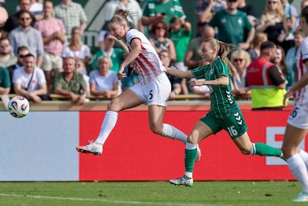 v.li.: Julia Stierli (SC Freiburg, 5) und Emöke Papai (SV Werder Bremen, 16) im Zweikampf, Duell, Dynamik, Aktion, Action, Spielszene, DIE DFB-RICHTLINIEN UNTERSAGEN JEGLICHE NUTZUNG VON FOTOS ALS SEQUENZBILDER UND ODER VIDEOÄHNLICHE FOTOSTRECKEN. DFB REGULATIONS PROHIBIT ANY USE OF PHOTOGRAPHS AS IMAGE SEQUENCES AND OR QUASI-VIDEO., 07.09.2025, Bremen (Deutschland), Fussball, Google Pixel Frauen-Bundesliga, SV Werder Bremen - SC Freiburg