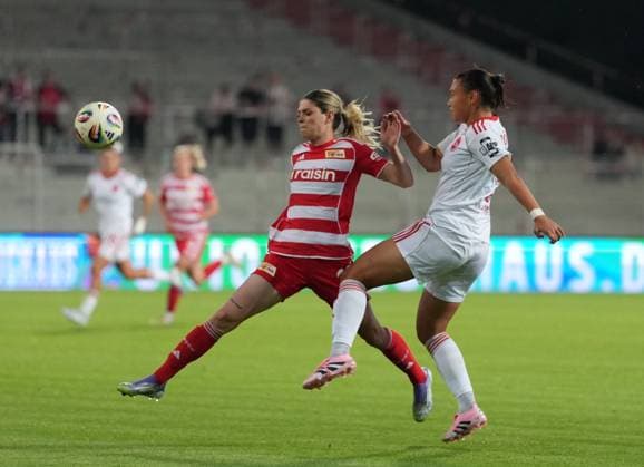 07.09.2025 - Fussball - Saison 2025 2026 - 1. Google Pixel Frauen Bundesliga - 1. Spieltag: 1. FC Union Berlin Frauen FCU - 1. FC Nürnberg Frauen FCN ( Club Clubfrauen) - ChPr - xchxprx - von rechts ) : Clara Fröhlich (5, 1. FC Nürnberg FCN ) Eileen Campbell ( 10, 1. FC Union Berlin )