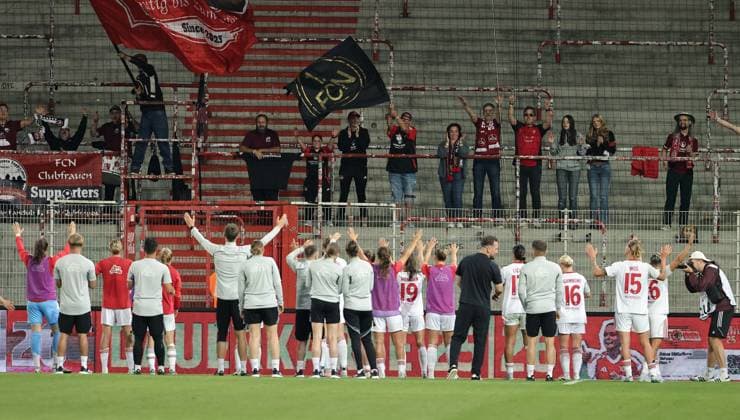 Nürnbergerinnen feiern Unentschieden vor den Fans Fußball Fussball 1. Bundesliga Damen Frauen Saison 2025 2026 07.09.2025 1.FC Union Berlin vs. 1.FC Nürnberg FCN DFL regulations prohibit any use of photographs as image sequences and or quasi-video