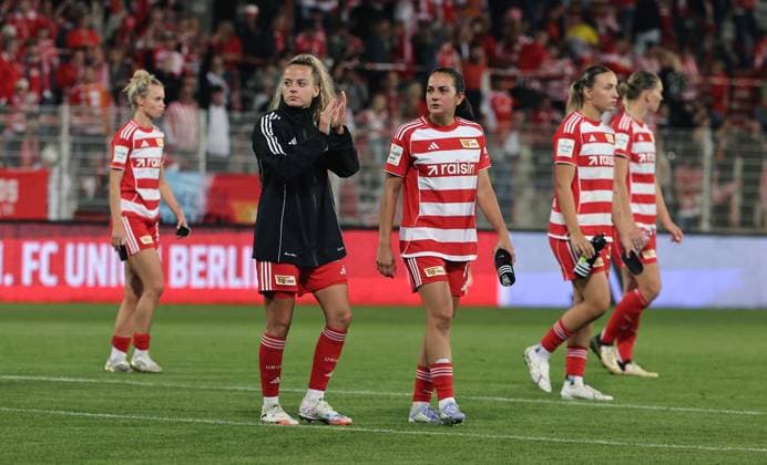 Jenny Hipp, Athanasia Moraitou, Union Frauenmannschaft enttäuscht bei der Ehrenrunde nach Spielende Fußball Fussball 1. Bundesliga Damen Frauen Saison 2025 2026 07.09.2025 1.FC Union Berlin vs. 1.FC Nürnberg FCN DFL regulations prohibit any use of photographs as image sequences and or quasi-video