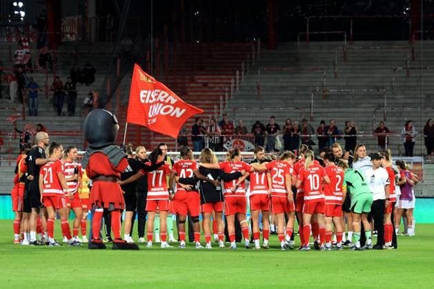DEU, 2.BL, Frauen, 1.FC Union vs. 1.FC Nuernberg, 07.09.2025, Stadion Alte Foersterei, Berlin, DEU, 2.BL, Frauen, 1.FC Union vs. 1.FC Nuernberg, im Bild: Union-Spielerinnenkreis DFL - regulations prohibit any use of Photographs as image sequences and or quasi-video
