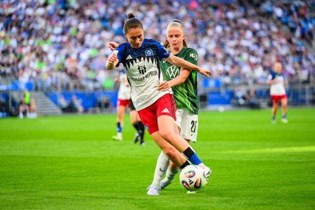 Fußball I Frauen I Saison 2025-2026 I Bundesliga I 1. Spieltag I Hamburger SV - VfL Wolfsburg I 07.09.2025 Maria Mikolajova (27, Hamburger SV), Vivien Endemann (25, VfL Wolfsburg) Hamburg Volksparkstadion Hamburg Deutschland Copyright: xLobecax xHenningxRohlfsx