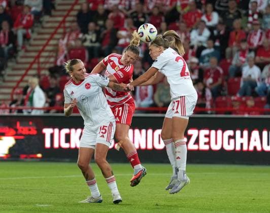 07.09.2025 - Fussball - Saison 2025 2026 - 1. Google Pixel Frauen Bundesliga - 1. Spieltag: 1. FC Union Berlin Frauen FCU - 1. FC Nürnberg Frauen FCN ( Club Clubfrauen) - ChPr - xchxprx - von links : Oliwia Wos (15, 1. FC Nürnberg FCN ) Dina Orschmann ( 11, 1. FC Union Berlin ) Beatrix Fördos Foerdos Fordos (27, 1. FC Nürnberg FCN )