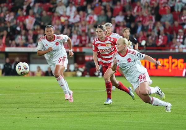 07.09.2025 - Fussball - Saison 2025 2026 - 1. Google Pixel Frauen Bundesliga - 1. Spieltag: 1. FC Union Berlin Frauen FCU - 1. FC Nürnberg Frauen FCN ( Club Clubfrauen) - ChPr - xchxprx - von links : Clara Fröhlich (5, 1. FC Nürnberg FCN ) Eileen Campbell ( 10, 1. FC Union Berlin ) Aneta Polaskova (26, 1. FC Nürnberg FCN )
