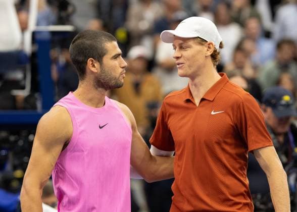 L-R. Carlos Alcaraz (ESP) und Jannik Sinner (ITA) posen am Netz vor Spielbeginn, US Open Championships 2025, USTA Billie Jean King National Tennis Center, Flushing Meadows, New York, USA .. Copyright: xJuergenxHasenkopfx