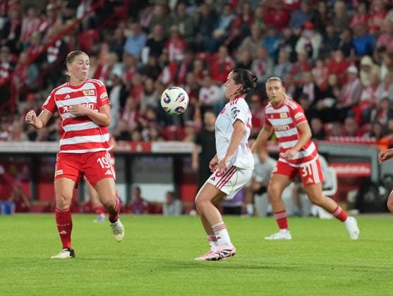 07.09.2025 - Fussball - Saison 2025 2026 - 1. Google Pixel Frauen Bundesliga - 1. Spieltag: 1. FC Union Berlin Frauen FCU - 1. FC Nürnberg Frauen FCN ( Club Clubfrauen) - ChPr - xchxprx - von links : Samantha Steuerwald ( 19, 1. FC Union Berlin ) Jonna Brengel (10, 1. FC Nürnberg FCN ) Tanja Pawollek ( 31, 1. FC Union Berlin )