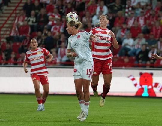 07.09.2025 - Fussball - Saison 2025 2026 - 1. Google Pixel Frauen Bundesliga - 1. Spieltag: 1. FC Union Berlin Frauen FCU - 1. FC Nürnberg Frauen FCN ( Club Clubfrauen) - ChPr - xchxprx - von links : Athanasia Moraitou ( 77, 1. FC Union Berlin ) Oliwia Wos (15, 1. FC Nürnberg FCN ) Samantha Steuerwald ( 19, 1. FC Union Berlin )