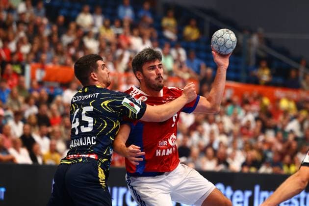 Handball I Herren I Saison 2025 2026 I Bundesliga I 3. Spieltag I HSV Hamburg -Rhein-Neckar Löwen I 07.09.2025 Halil Jaganjac (45, Rhein-Neckar Löwen) Jacob Lassen (9, HSV Hamburg) Hamburg Alsterdorfer Sporthalle Hamburg Deutschland Copyright: xLobeca RalfxHomburgx
