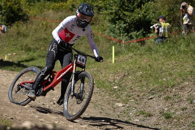 07 09 2025, ChampÃ ry, ChampÃ ry 2025 UCI Mountain Bike World Championships, Yannick Baechler (SUI) incurring in a flat tire during the Men s Downhill Final ChampÃ ry Grand Paradis Valais Switzerland Copyright: xJustPictures.ch FrancescoxMinghettix jp-en-FrMi-MNG_6028