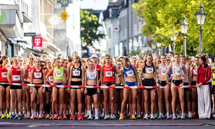 Deutsche Meisterschaften 10km Straßenlauf; Siegburg, 07.09.2025 Die Ruhe vor dem Sturm: Das Teilnehmerinnenfeld über 10km der Frauen u.a. mit Kiara Nahen (LC Paderborn), Sarah Köcher (Königsteiner LV), Kira Weis (KSG Gerlingen), Fabienne Königstein (MTG Mannheim), Franziska Drexler (LG TELIS FINANZ Regensburg), Konstanze Klosterhalfen (TSV Bayer 04 Leverkusen), Domenika Mayer (LG TELIS FINANZ Regensburg), Esther Pfeiffer (Düsseldorf Athletics), Deborah Schöneborn (SCC Berlin) und Rabea Schöneborn (SCC Berlin); Deutsche Meisterschaften 10km Straßenlauf am 07.09.2025 in Siegburg (Nordrhein-Westfalen). *** German 10km Road Race Championships Siegburg, 07 09 2025 The calm before the storm The womens 10km field included Kiara Nahen LC Paderborn , Sarah Köcher Königsteiner LV , Kira Weis KSG Gerlingen , Fabienne Königstein MTG Mannheim , Franziska Drexler LG TELIS FINANZ Regensburg , Konstanze Klosterhalfen TSV Bayer 04 Leverkusen , Domenika Mayer LG TELIS FINANZ Regensburg , Esther Pfeiffer Düsseldorf Athletics , Deborah Schöneborn SCC Berlin and Rabea Schöneborn SCC Berlin German Championships 10km Road Race on 07 09 2025 in Siegburg North Rhine-Westphalia Copyright: xBEAUTIFULxSPORTS R.xSchmittx