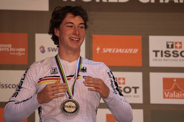07 09 2025, ChampÃ ry, ChampÃ ry 2025 UCI Mountain Bike World Championships, Henri Kiefer (GER), Silver Medal at the Downhill World Championship, WM, Weltmeisterschaft during the award ceremony ChampÃ ry Grand Paradis Valais Switzerland Copyright: xJustPictures.ch FrancescoxMinghettix jp-en-FrMi-MNG_8542