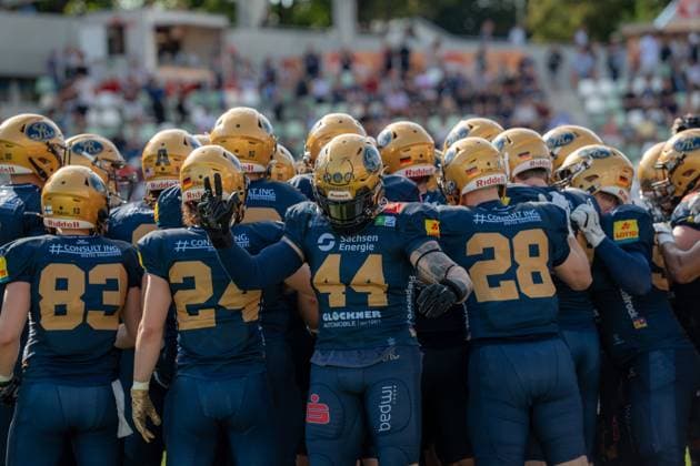 Robert Koschorrek (Dresden Monarchs, 44) hyped up at the huddle, Dresden Monarchs vs Potsdam Royals, American Football, German Football League , Week 18, Season 2025, 06.09.2025, Dresden Heinz-Steyer Stadion Sachsen Germany Copyright: xFootxBowl Julien-MariusxKrügerx