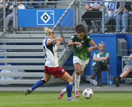 Duell zwischen Sophie Hillebrand (HSV) und Cora Zicai (VfL Wolfsburg) Fussball, GER, Frauen, Damen, Flyeralarm Frauen Bundesliga, Saison 2025 2026, Volksparkstadion, 1.Spieltag Hamburger SV gegen VfL Wolfsburg, 3-3