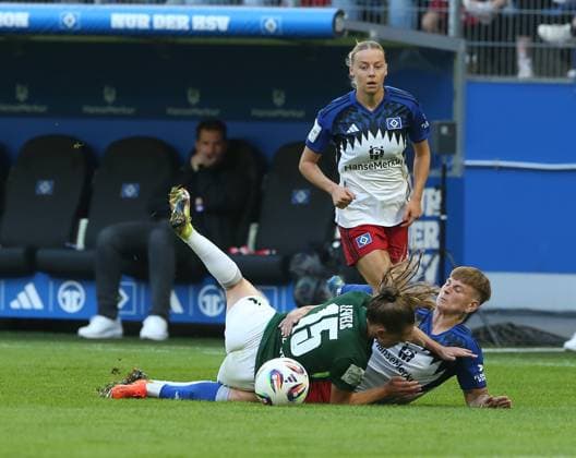 Duell zwischen Jobina Lahr (HSV) und Janou Levels (VfL Wolfsburg) Fussball, GER, Frauen, Damen, Flyeralarm Frauen Bundesliga, Saison 2025 2026, Volksparkstadion, 1.Spieltag Hamburger SV gegen VfL Wolfsburg, 3-3
