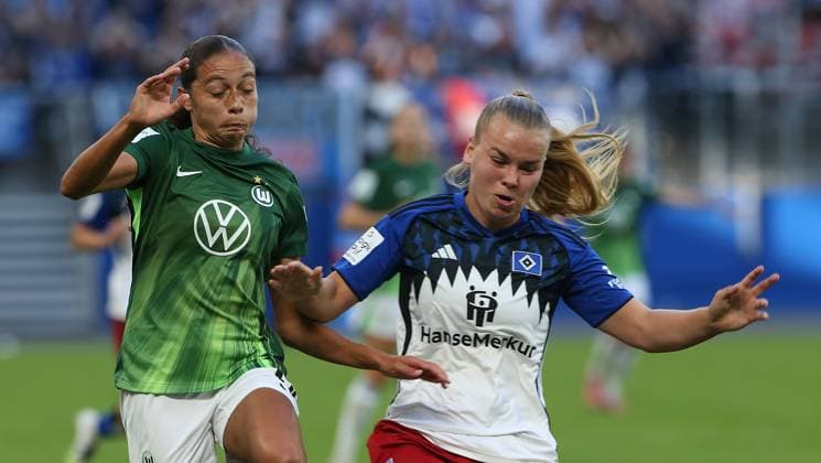 Kessya Bussy (VfL Wolfsburg), Svea Stoldt (HSV) Fussball, GER, Frauen, Damen, Flyeralarm Frauen Bundesliga, Saison 2025 2026, Volksparkstadion, 1.Spieltag Hamburger SV gegen VfL Wolfsburg, 3-3