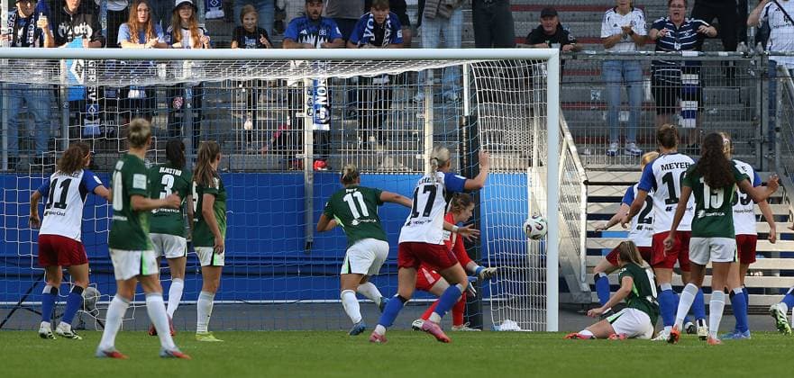 3-3 Ausgleich durch Svea Stoldt (HSV)8, Stina Johannes (VfL Wolfsburg) im Tor, Phantomtor Fussball, GER, Frauen, Damen, Flyeralarm Frauen Bundesliga, Saison 2025 2026, Volksparkstadion, 1.Spieltag Hamburger SV gegen VfL Wolfsburg, 3-3