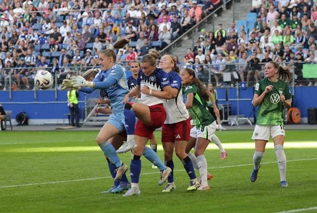 Laura Sieger (HSV) klaert den Ball Fussball, GER, Frauen, Damen, Flyeralarm Frauen Bundesliga, Saison 2025 2026, Volksparkstadion, 1.Spieltag Hamburger SV gegen VfL Wolfsburg, 3-3