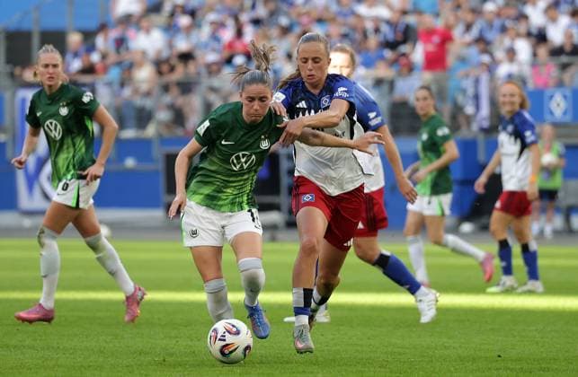 Duell zwischen Smilla Vallotto (VfL Wolfsburg) und Victoria Schwalm (HSV) Fussball, GER, Frauen, Damen, Flyeralarm Frauen Bundesliga, Saison 2025 2026, Volksparkstadion, 1.Spieltag Hamburger SV gegen VfL Wolfsburg, 3-3