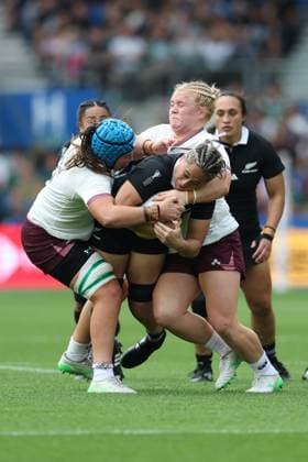 New Zealand v Ireland Women 7 September 2025, Brighton - Women™s Rugby World Cup, Pool C - New Zealand v Ireland Women - Kennedy Tukuafu of New Zealand is tackled by Brittany Hogan (L) and Cliodhna Moloney of Ireland - Photo: Charlotte Wilson Offside. Brighton UK *** Neuseeland gegen Irland Frauen 7. September 2025, Brighton Women™s Rugby World Cup, Pool C Neuseeland gegen Irland Frauen Kennedy Tukuafu aus Neuseeland wird von Brittany Hogan L und Cliodhna Moloney aus Irland angegriffen Foto Charlotte Wilson Offside Brighton UK  Copyright: xCharlottexWilsonx xOffsidexOffside
