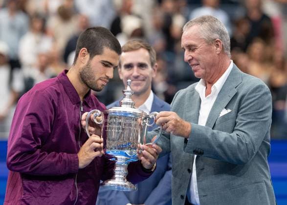 Tennis Legende Ivan Lendl ueberreicht Carlos Alcaraz (ESP) den Pokal, Trophäe Herren Einzel, Men s Singles, Siegerehrung, Presentationl, US Open Championships 2025, USTA Billie Jean King National Tennis Center, Flushing Meadows, New York, USA .. Copyright: xJuergenxHasenkopfx