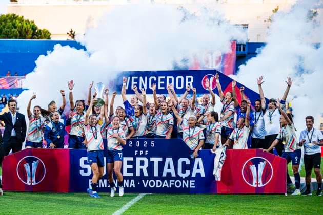 September 7, 2025, Estoril, Lisbon, Portugal: Players from the Torreense team celebrate winning the game, between SL Benfica vs Torreense, Vodafone Women s Super Cup 2025, at AntoÂ³nio Coimbra da Mota Stadium, September 7, 2025 Estoril Portugal - ZUMAr200 20250907_zsp_r200_021 Copyright: xNunoxReisinhox