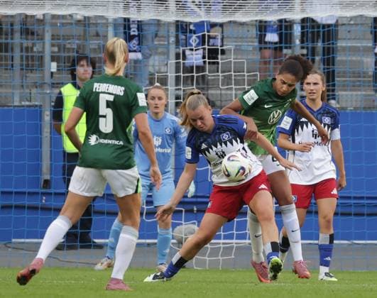 Cora Zicai (VfL Wolfsburg) gegen Svea Stoldt (HSV) Fussball, GER, Frauen, Damen, Flyeralarm Frauen Bundesliga, Saison 2025 2026, Volksparkstadion, 1.Spieltag Hamburger SV gegen VfL Wolfsburg, 3-3