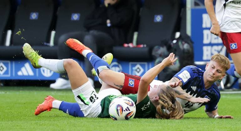 Janou Levels (VfL Wolfsburg) im Duell mit Jobina Lahr (HSV) Fussball, GER, Frauen, Damen, Flyeralarm Frauen Bundesliga, Saison 2025 2026, Volksparkstadion, 1.Spieltag Hamburger SV gegen VfL Wolfsburg, 3-3