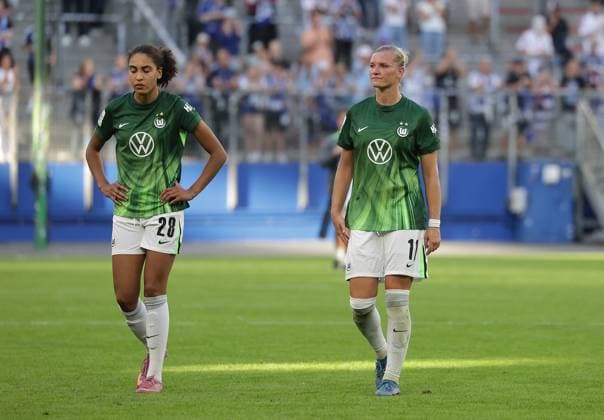 Cora Zicai (VfL Wolfsburg) und Alexandra Popp (VfL Wolfsburg) enttaeuscht nach Abpfiff Fussball, GER, Frauen, Damen, Flyeralarm Frauen Bundesliga, Saison 2025 2026, Volksparkstadion, 1.Spieltag Hamburger SV gegen VfL Wolfsburg, 3-3
