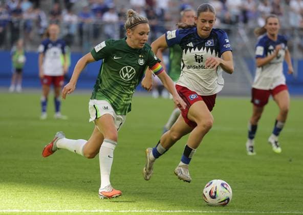 Leni Eggert (HSV) im Duell mit Svenja Huth (VfL Wolfsburg) Fussball, GER, Frauen, Damen, Flyeralarm Frauen Bundesliga, Saison 2025 2026, Volksparkstadion, 1.Spieltag Hamburger SV gegen VfL Wolfsburg, 3-3