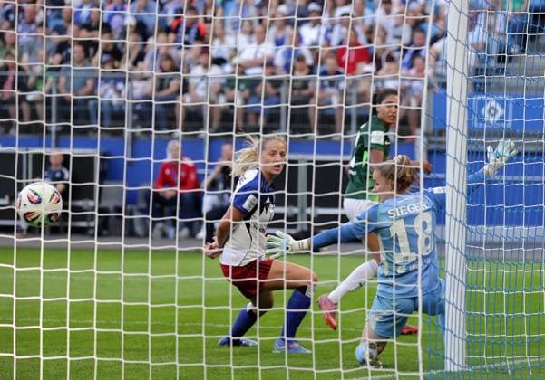 Torschussversuch von Cora Zicai (VfL Wolfsburg), Torhueterin Laura Sieger (HSV) parriert den Schuss, links Nina Raecke (HSV) Fussball, GER, Frauen, Damen, Flyeralarm Frauen Bundesliga, Saison 2025 2026, Volksparkstadion, 1.Spieltag Hamburger SV gegen VfL Wolfsburg, 3-3