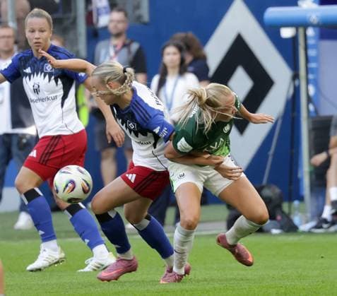 Ella Peddemors (VfL Wolfsburg), Mia Buechele (HSV) Fussball, GER, Frauen, Damen, Flyeralarm Frauen Bundesliga, Saison 2025 2026, Volksparkstadion, 1.Spieltag Hamburger SV gegen VfL Wolfsburg, 3-3
