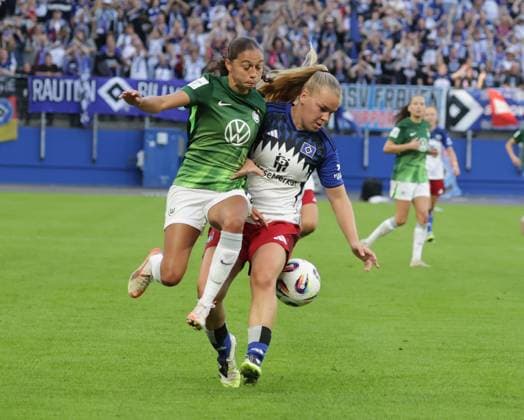Kessya Bussy (VfL Wolfsburg) im Duell mit Svea Stoldt (HSV) Fussball, GER, Frauen, Damen, Flyeralarm Frauen Bundesliga, Saison 2025 2026, Volksparkstadion, 1.Spieltag Hamburger SV gegen VfL Wolfsburg, 3-3
