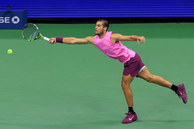 September 7, 2025, Flushing Meadows, New York, USA: Carlos Alcaraz stretches for a forehand during his US Open MenÃ¢â‚¬â ¢s Final match against Jannik Sinner on Day 15 of the 2025 US Open at USTA Billie Jean King National Tennis Center on Sunday September 7, 2025 in the Flushing neighborhood of the Queens borough of New York City. JAVIER ROJAS PI Flushing Meadows USA - ZUMAp124 20250907_zaa_p124_056 Copyright: xJavierxRojasx
