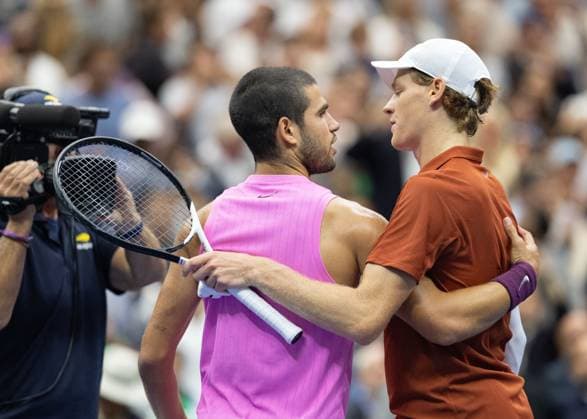 Jannik Sinner gratuliert dem Sieger Carlos Alcaraz, Herren Einzel, Men s Singles, Endspiel, Final, US Open Championships 2025, USTA Billie Jean King National Tennis Center, Flushing Meadows, New York, USA .. Copyright: xJuergenxHasenkopfx