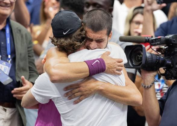 Trainer,coach Juan Carlos Ferrero umarmt Carlos Alcaraz in der Spielerloge, Herren Einzel, Men s Singles, Endspiel, Final, US Open Championships 2025, USTA Billie Jean King National Tennis Center, Flushing Meadows, New York, USA .. Copyright: xJuergenxHasenkopfx