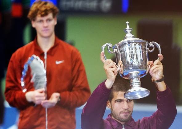 (250908) -- NEW YORK, Sept. 8, 2025 -- Winner Carlos Alcaraz (R) of Spain holds up his trophy as runner-up Jannik Sinner of Italy looks at him after their men s singles final match at the 2025 US Open tennis championships in New York, the United States, Sept. 7, 2025. ) (SP)U.S.-NEW YORK-TENNIS-US OPEN-MEN S SINGLES-FINAL WuxXiaoling 
