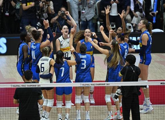 (250908) -- BANGKOK, Sept. 8, 2025 -- Players of Italy celebrate victory after the final match between T¨¹rkiye and Italy at the Volleyball Women s World Championship, WM, Weltmeisterschaft in Bangkok, Thailand, Sept. 7, 2025. ) (SP)THAILAND-BANGKOK-VOLLEYBALL-WOMEN S WORLD CHAMPIONSHIP-FINAL HouxZhaokang 