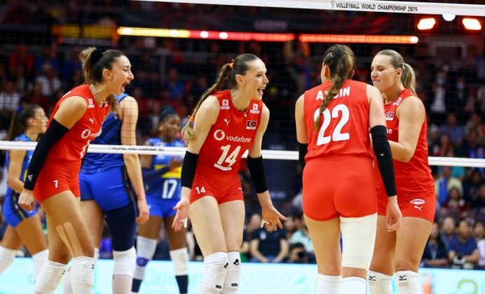 (250908) -- BANGKOK, Sept. 8, 2025 -- Players of T¨¹rkiye celebrate scoring during the final match between T¨¹rkiye and Italy at the Volleyball Women s World Championship, WM, Weltmeisterschaft in Bangkok, Thailand, Sept. 7, 2025. ) (SP)THAILAND-BANGKOK-VOLLEYBALL-WOMEN S WORLD CHAMPIONSHIP-FINAL SunxWeitong 