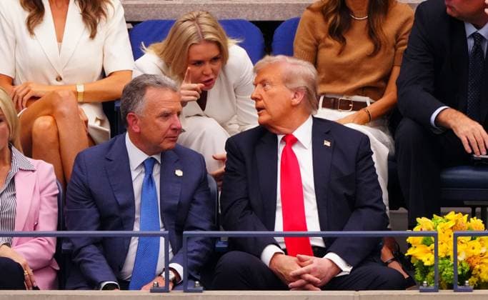 Press Secretary Karoline Leavitt informs Donald Trump that he is about to appear on the big screen 2025 US Open, Day Fifteen, USTA Billie Jean King National Tennis Center, New York, USA - 07 Sept 2025New York USTA Billie Jean King National T New York (NY) United States of America  Copyright: xJavierxGarcia Shutterstockx 15467799fc
