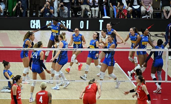(250908) -- BANGKOK, Sept. 8, 2025 -- Players of Italy celebrate victory after the final match between T¨¹rkiye and Italy at the Volleyball Women s World Championship, WM, Weltmeisterschaft in Bangkok, Thailand, Sept. 7, 2025. ) (SP)THAILAND-BANGKOK-VOLLEYBALL-WOMEN S WORLD CHAMPIONSHIP-FINAL HouxZhaokang 